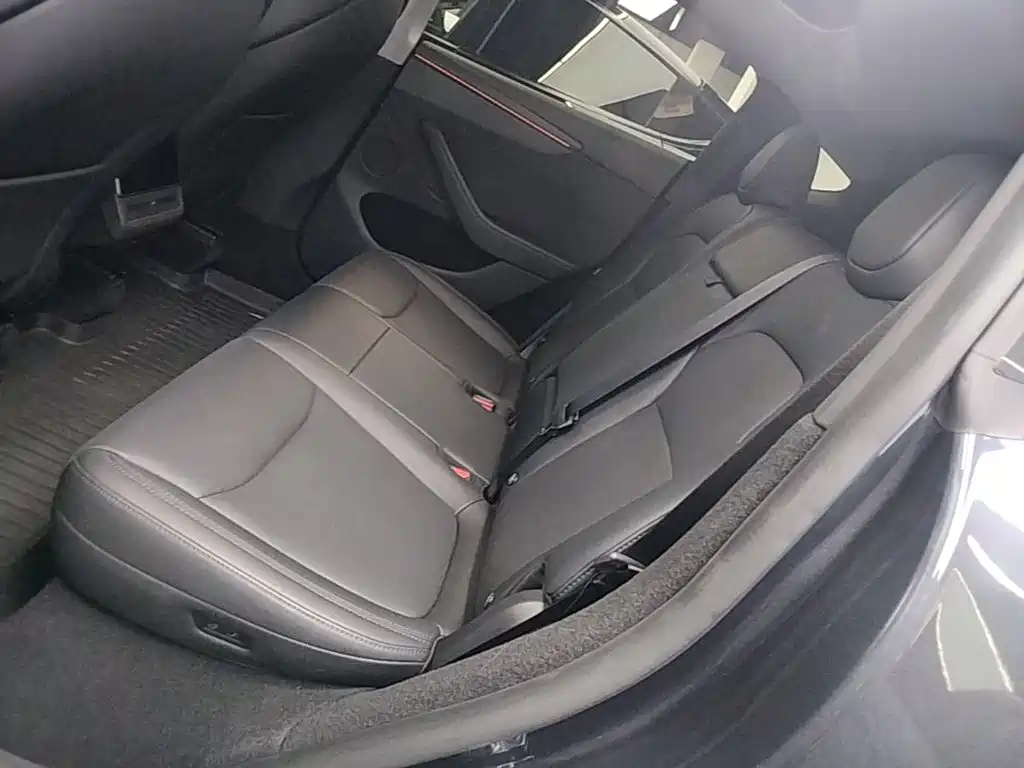 Tesla Model Y — миниатюра 17