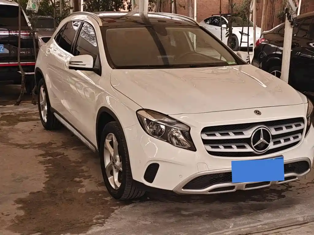 MERCEDES-BENZ GLA