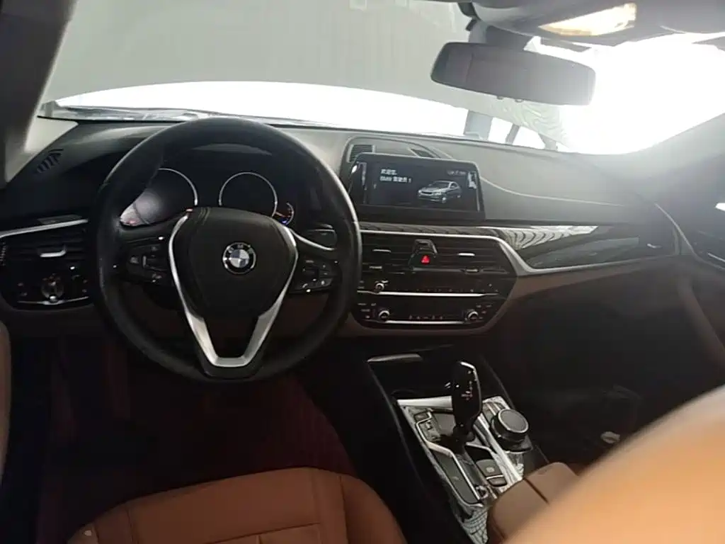 BMW 5 Series — миниатюра 10