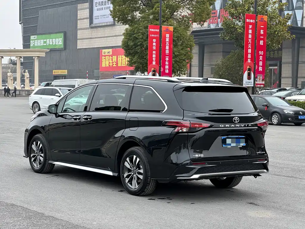 Toyota Granvia 2026 2.5L Luxury PLUS