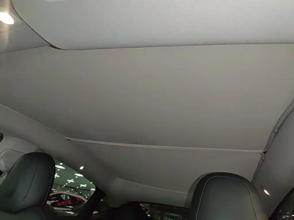 Tesla Model Y — миниатюра 18