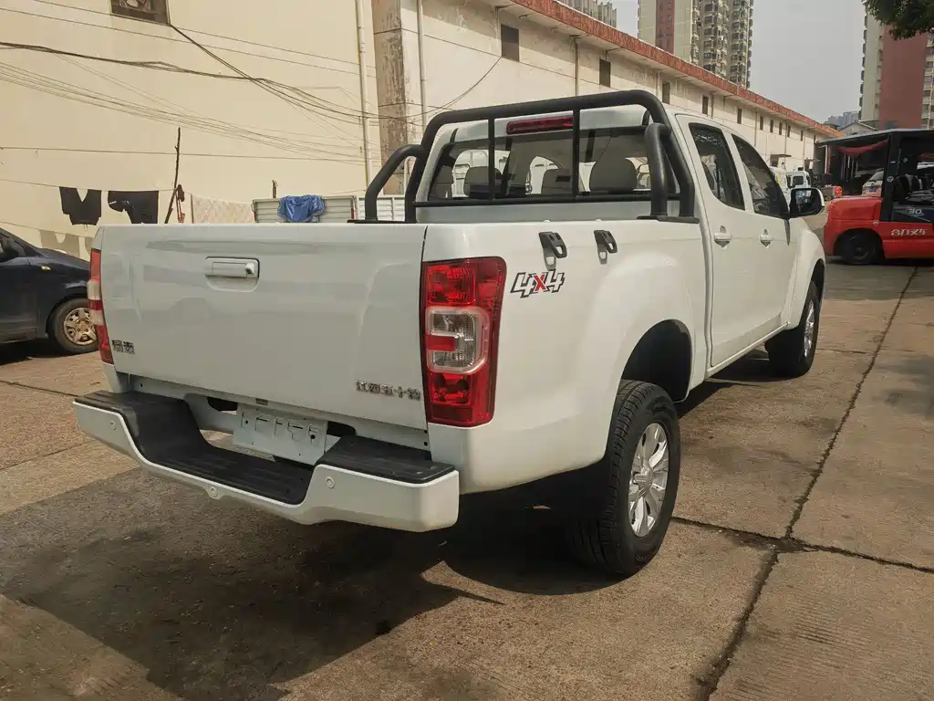 Isuzu RE-MAX 2025 2.4L MT Standard