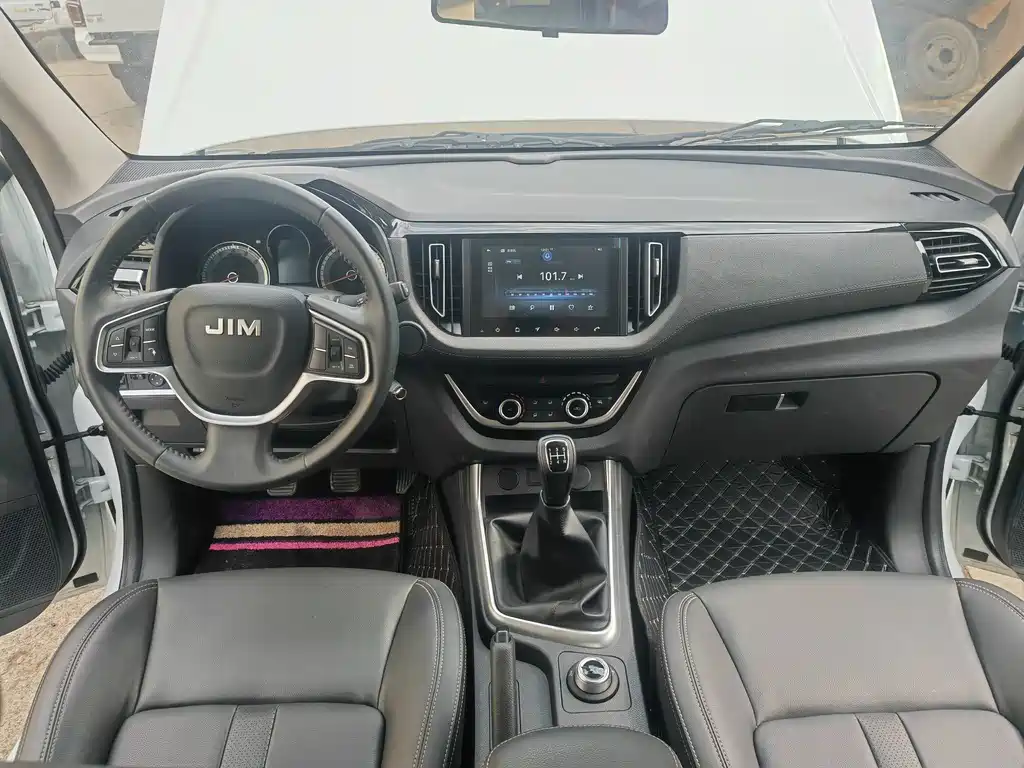 Isuzu RE-MAX 2025 2.4L MT Standard