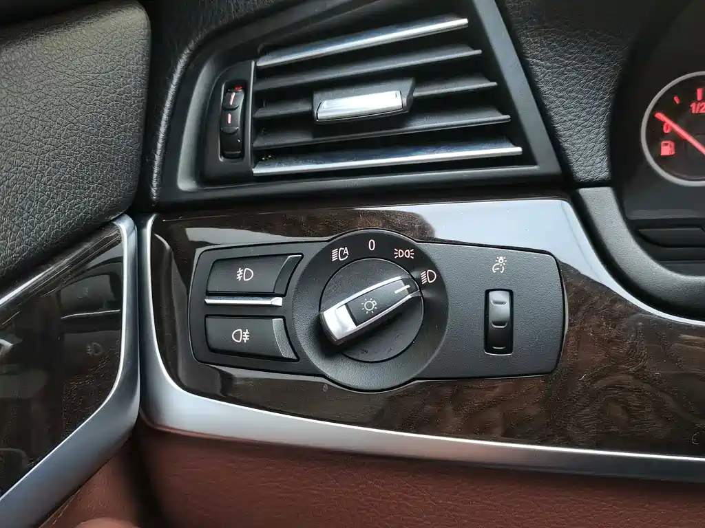 BMW 5 Series — миниатюра 22
