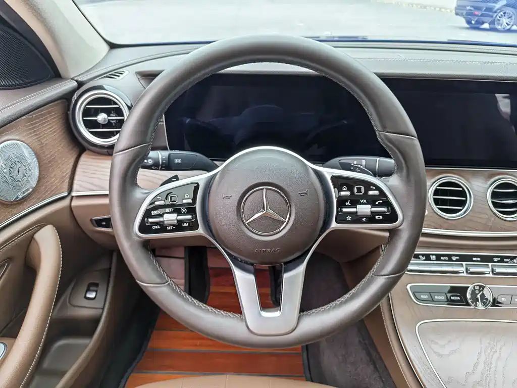 Mercedes-Benz E-Class — миниатюра 7