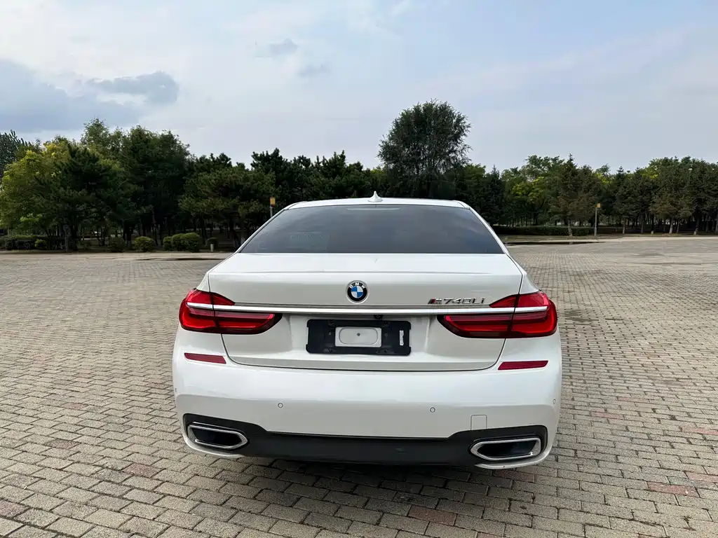 BMW 7 Series — миниатюра 8