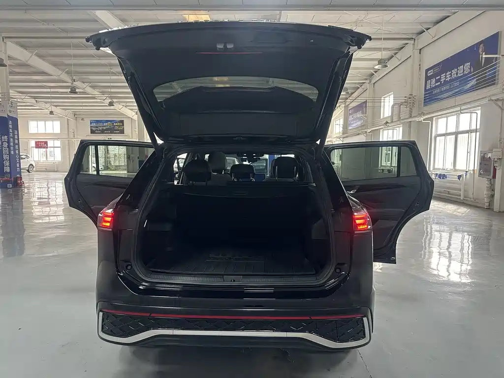 Volkswagen Tiguan L — миниатюра 16