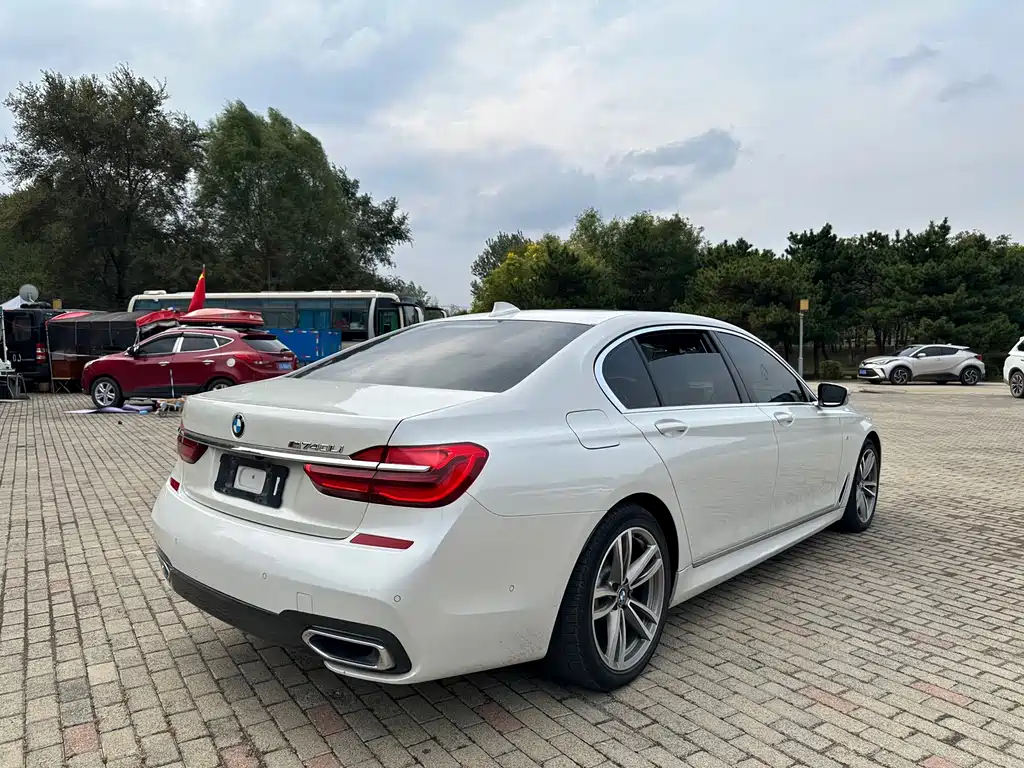 BMW 7 Series — миниатюра 9