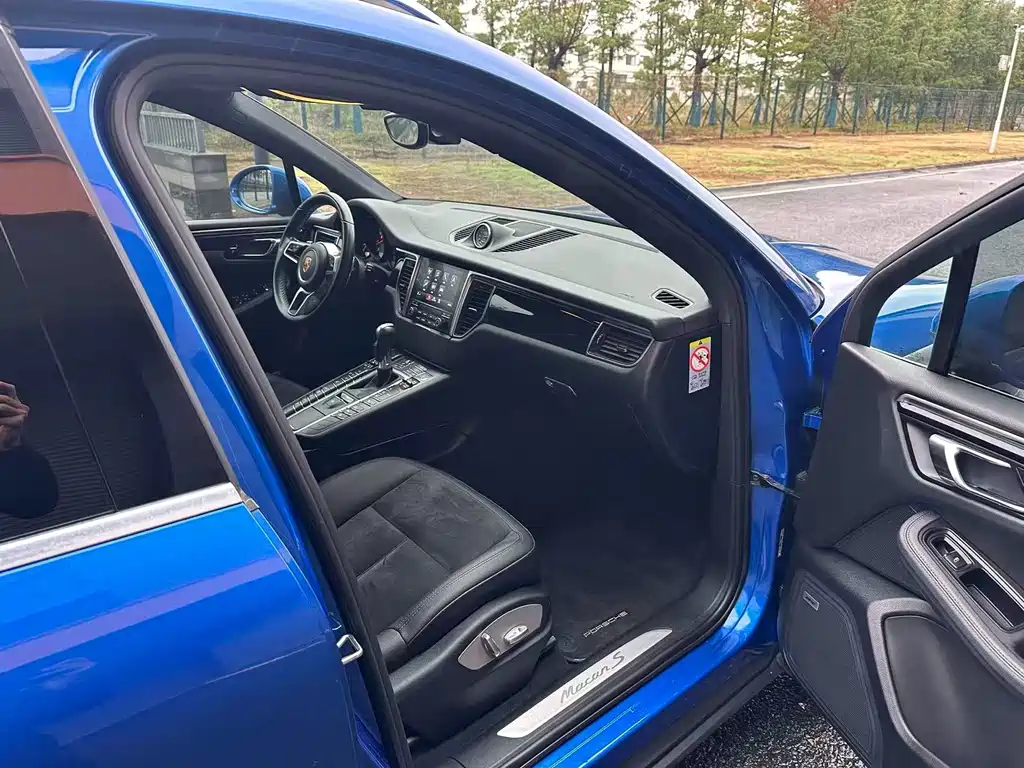 PORSCHE MACAN