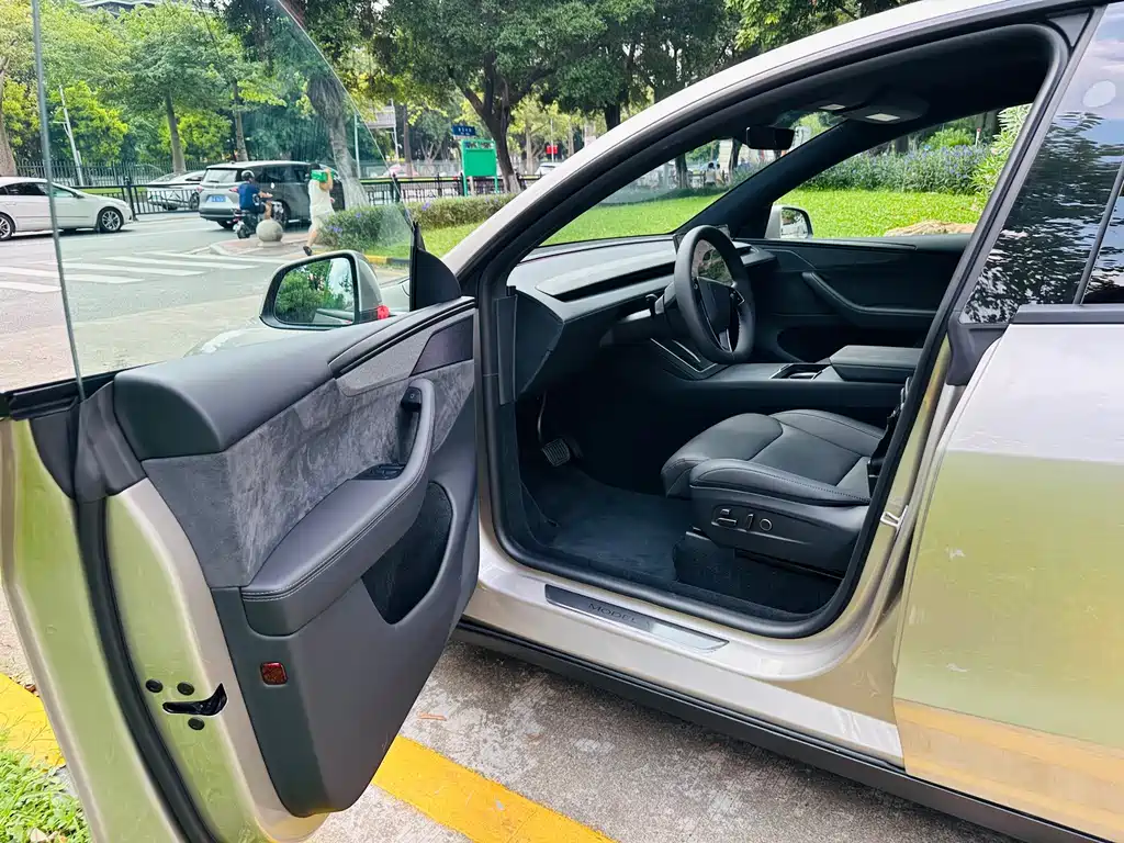 Tesla Model Y L — миниатюра 8