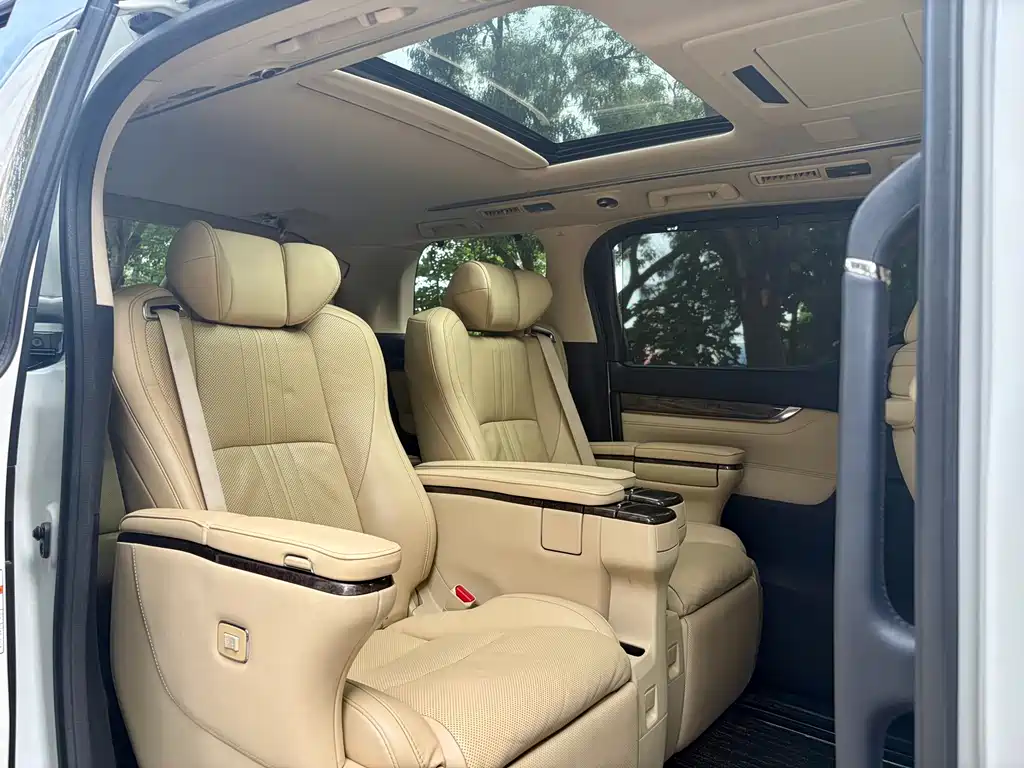 Toyota Alphard — миниатюра 9