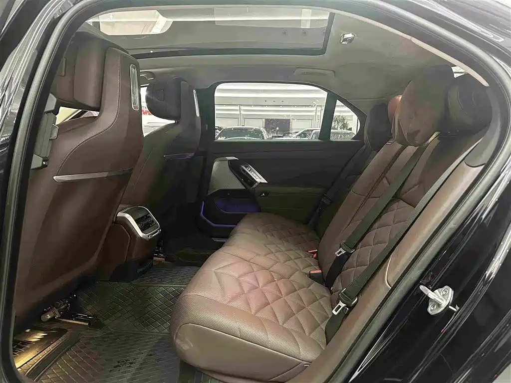 BMW 7 Series — миниатюра 12