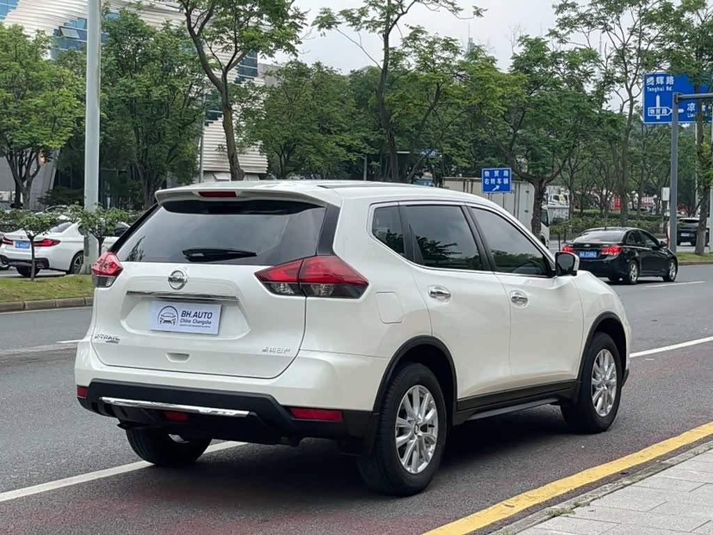 Nissan X-Trail 2.0 л 2023 г. Белый, пробег 26000 км