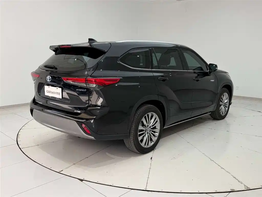 Toyota Highlander 2023 2.5L Luxury 7 мест