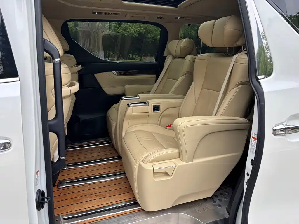 Toyota Alphard — миниатюра 9