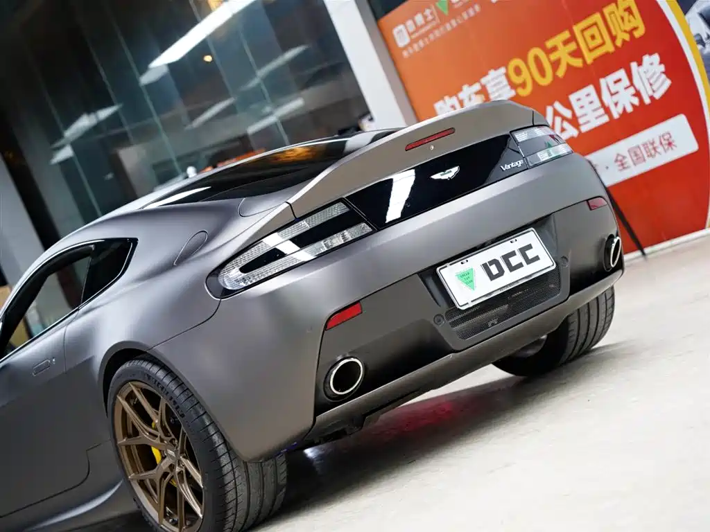 ASTON MARTIN V8 VANTAGE