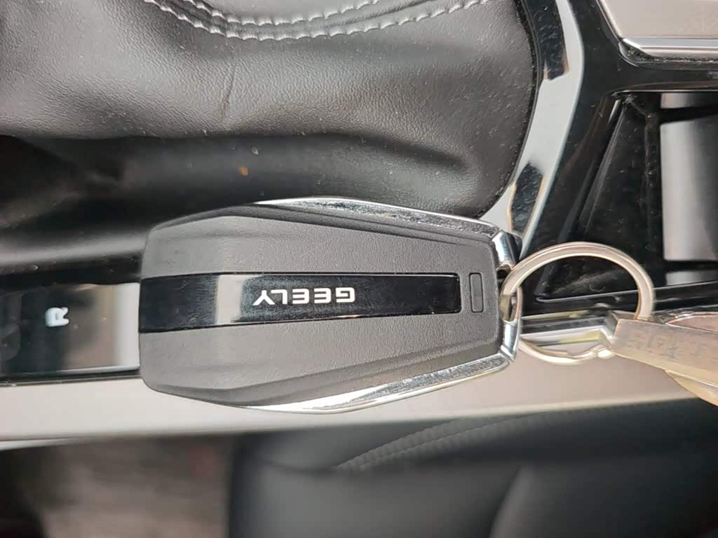 Geely Emgrand 1.5 л 2024 г. Серебристо-серый, пробег 5800 км