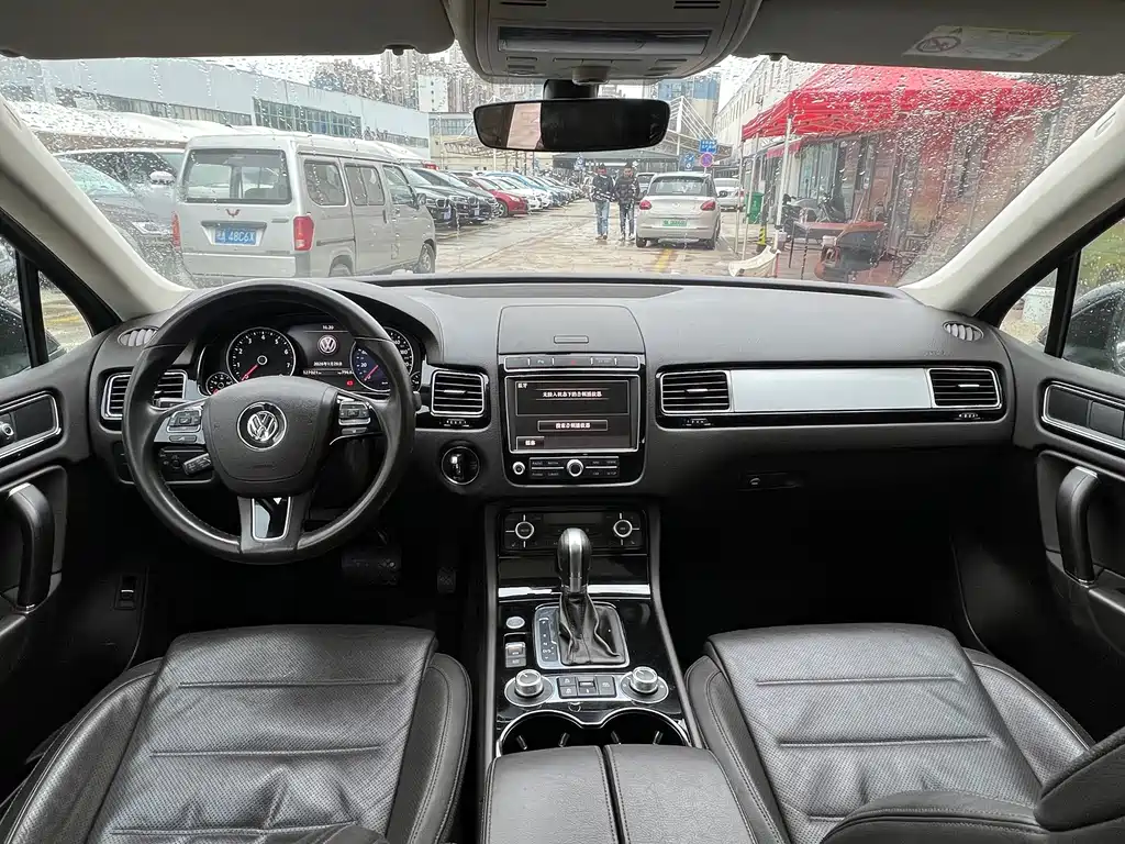 VOLKSWAGEN TOUAREG