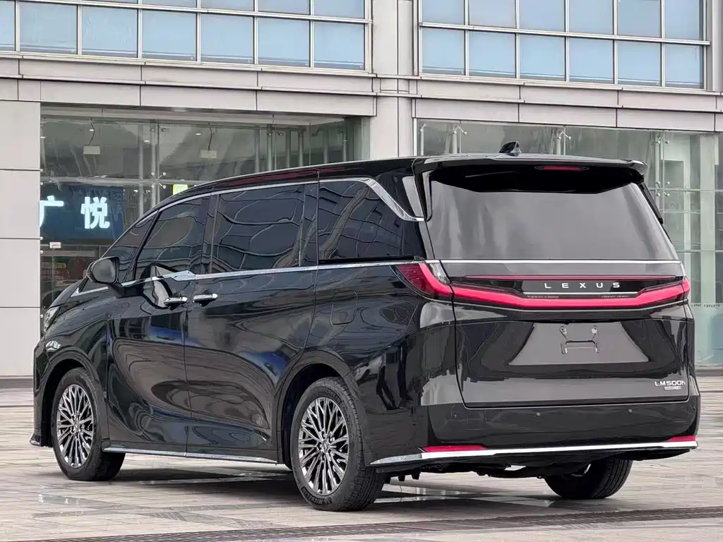 LEXUS LM