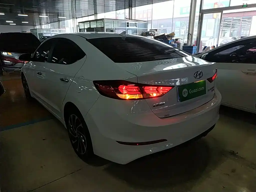 Hyundai Elantra — миниатюра 5