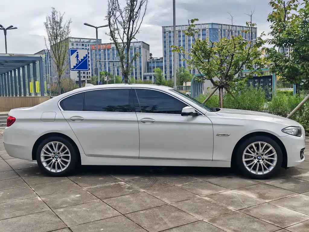 BMW 5 Series — миниатюра 7