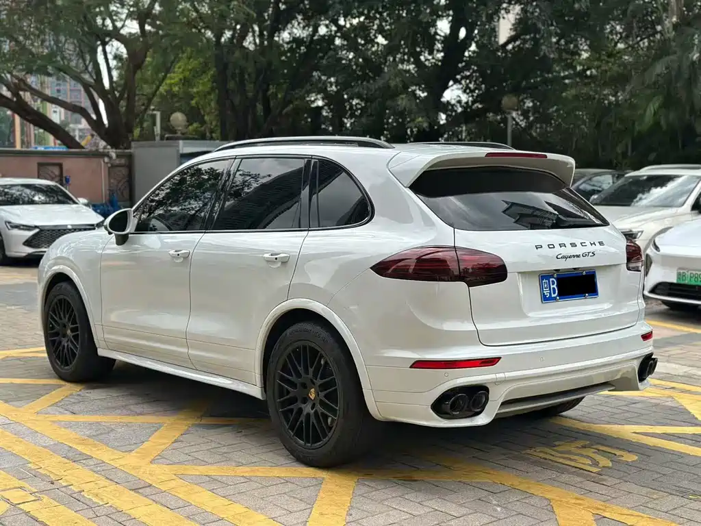Porsche Cayenne — миниатюра 9