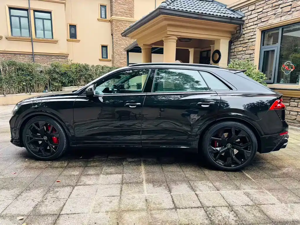 AUDI RS Q8