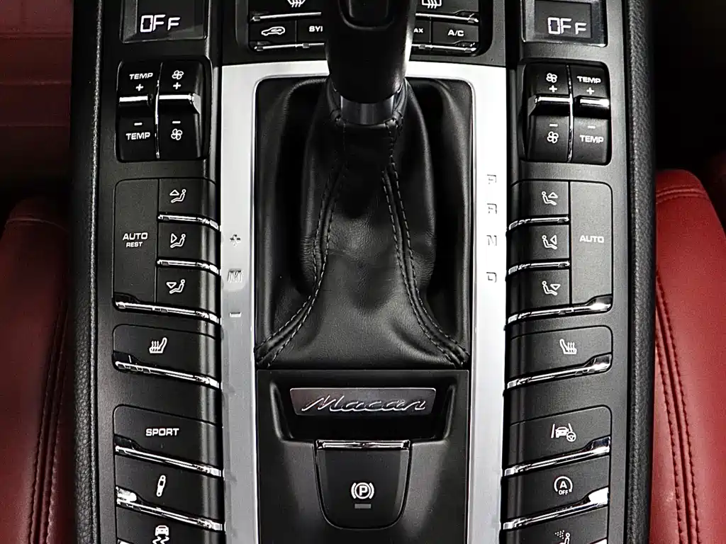 PORSCHE MACAN