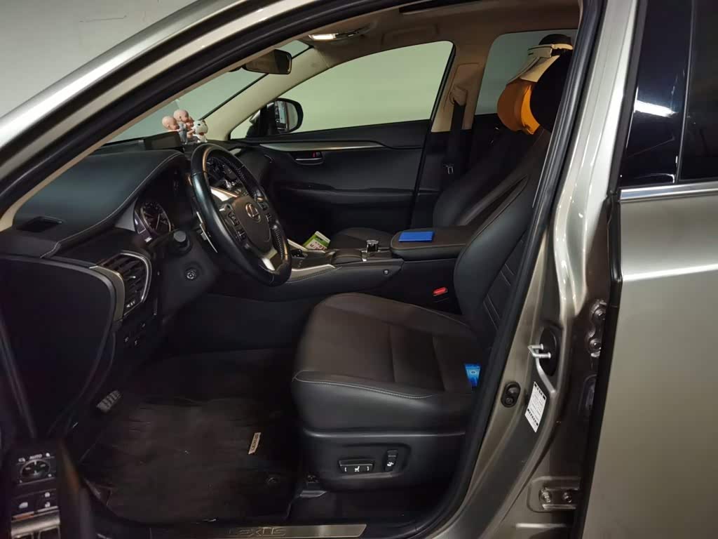 Lexus NX 2.0 л 2021 г. Серебристо-серый, пробег 36200 км