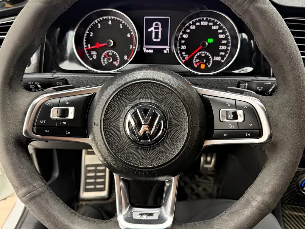 VOLKSWAGEN GOLF