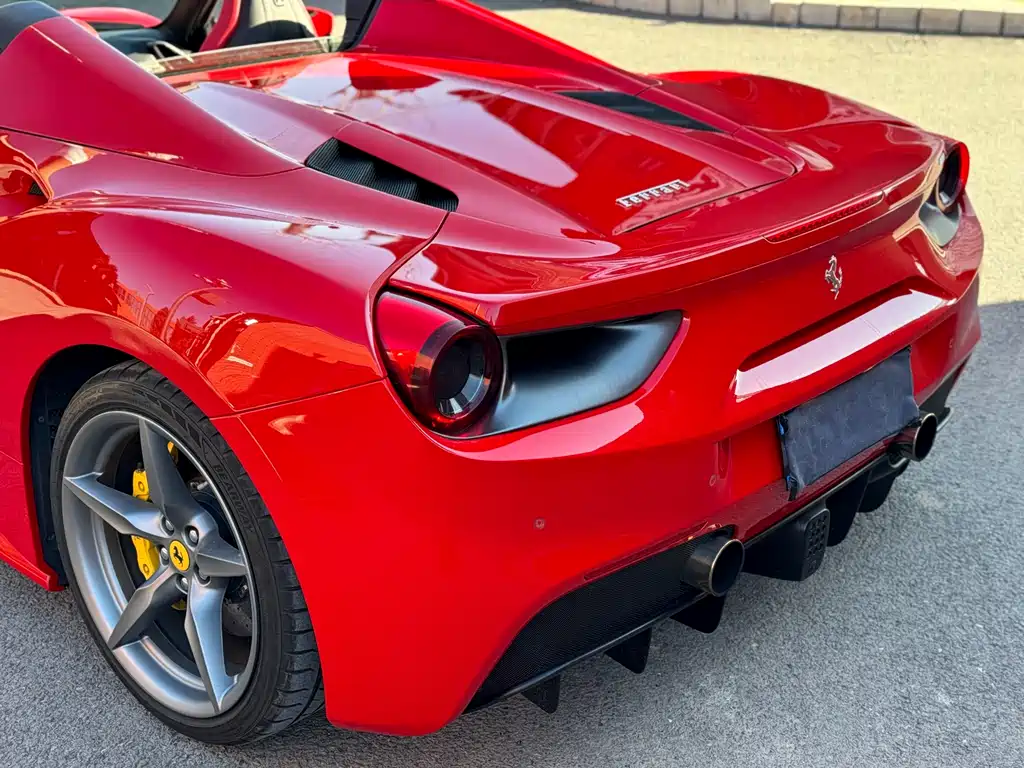 FERRARI 488