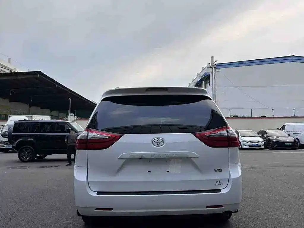 Toyota Sienna — миниатюра 8