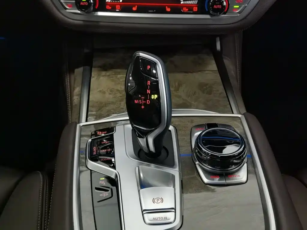 BMW 7 Series — миниатюра 13