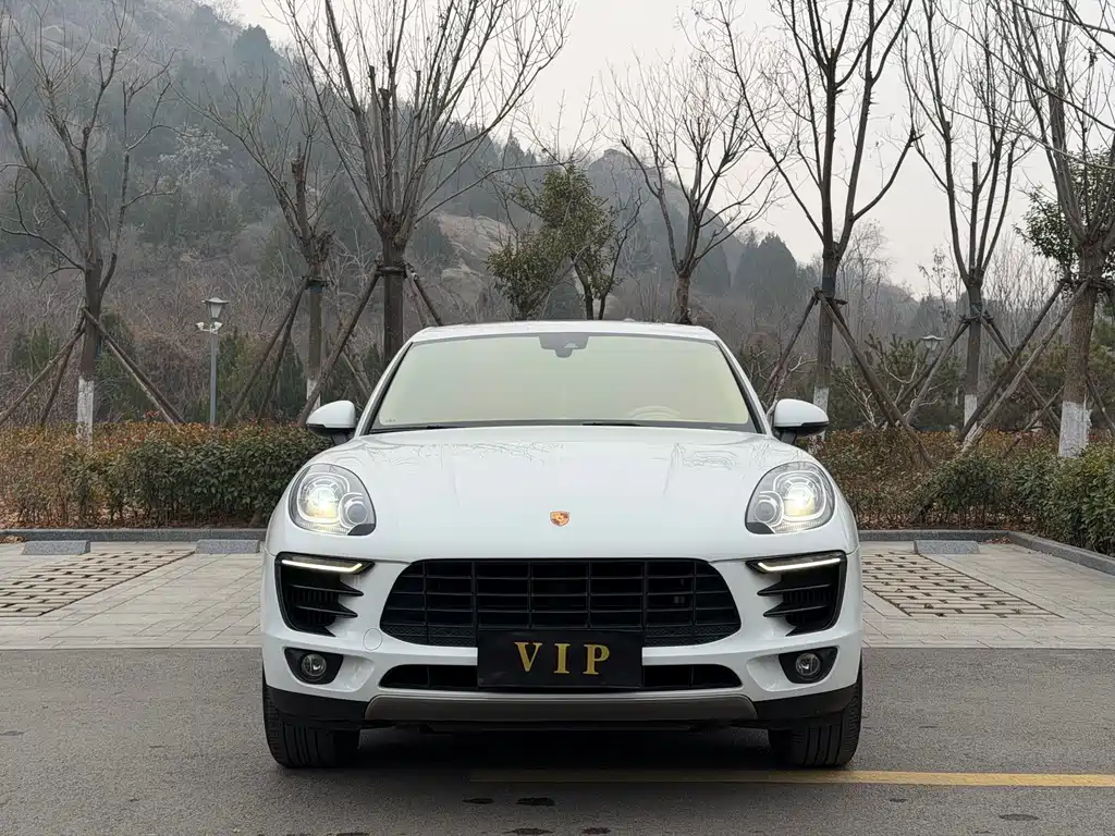 PORSCHE MACAN