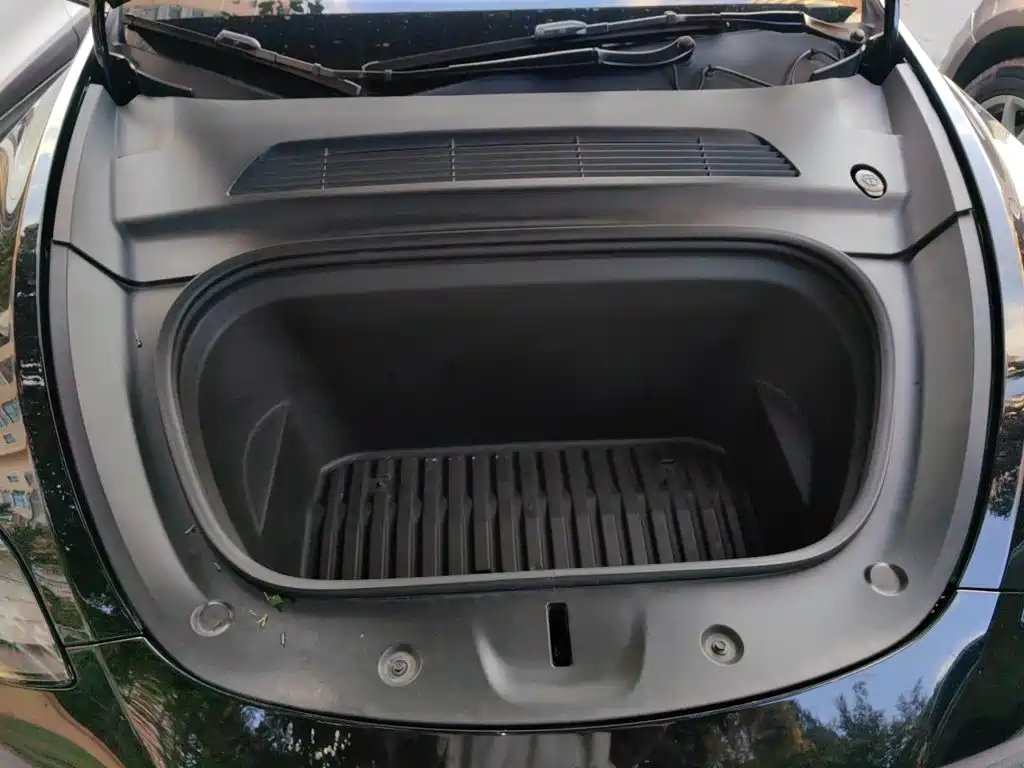 Tesla Model Y — миниатюра 16