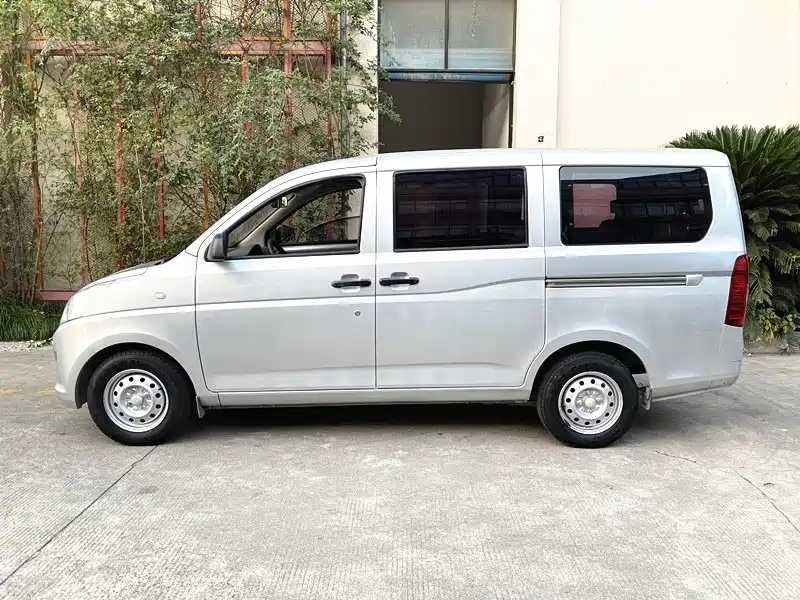 Wuling Rongguang V — миниатюра 3