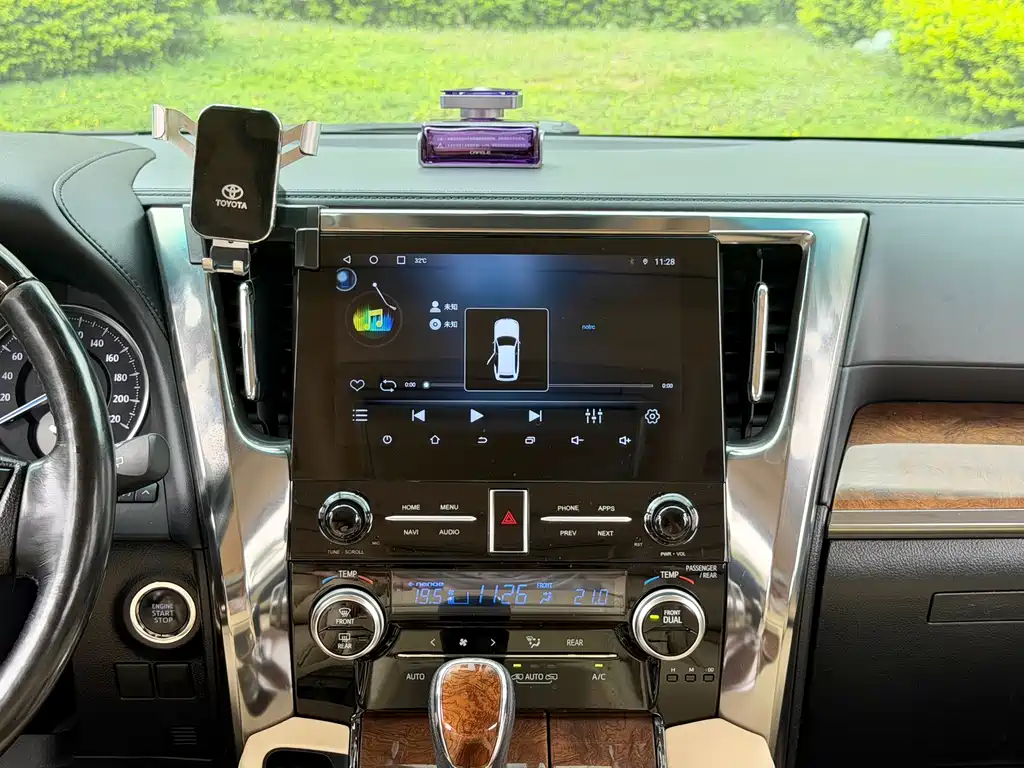 Toyota Alphard — миниатюра 12