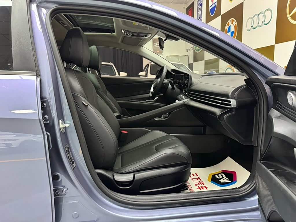Hyundai Elantra 1.5 л 2023 г. Голубой, пробег 19000 км
