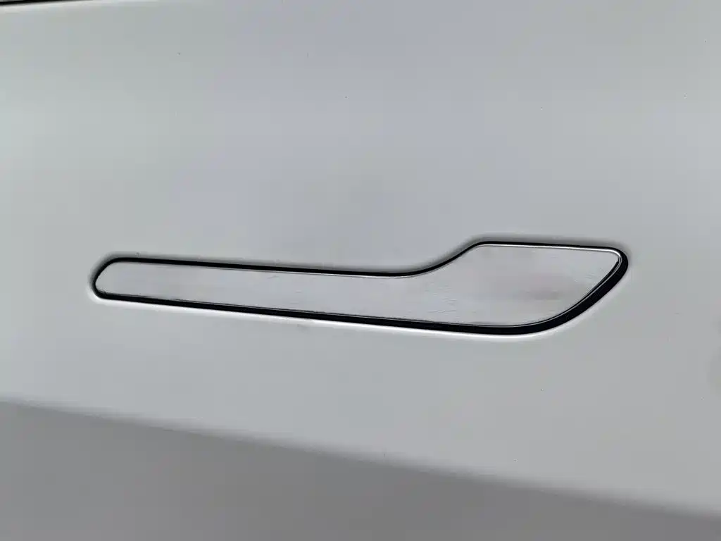 Tesla Model 3 — миниатюра 18