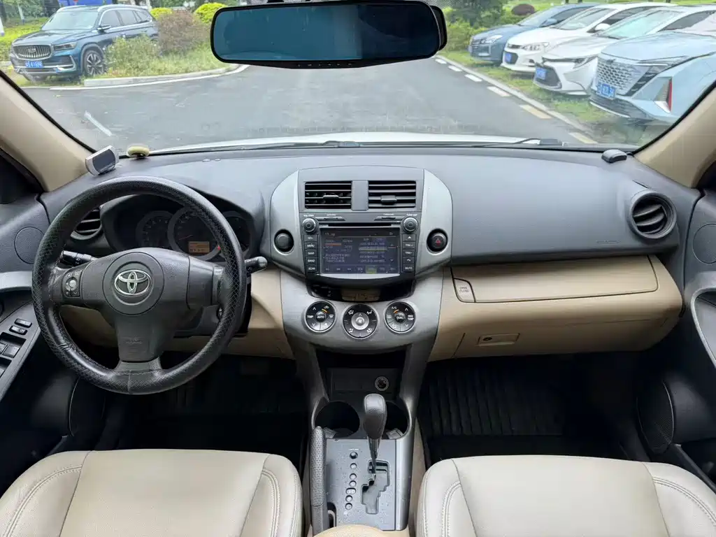Toyota RAV4 — миниатюра 6