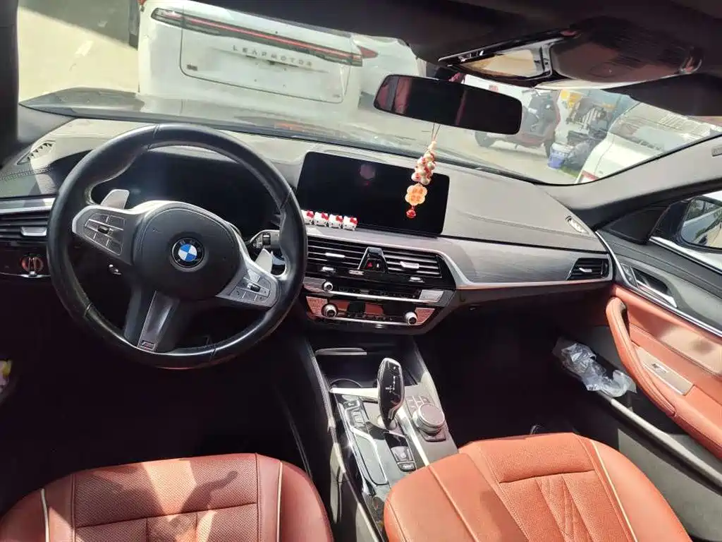 BMW 5 Series — миниатюра 8