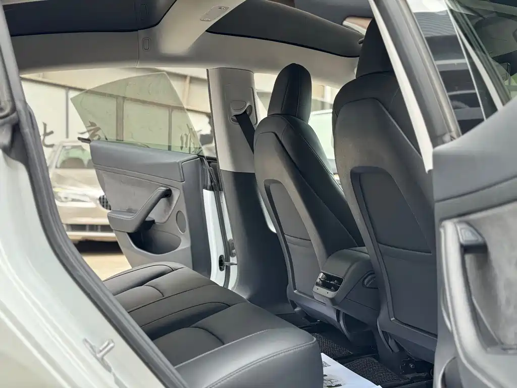 Tesla Model 3 — миниатюра 9