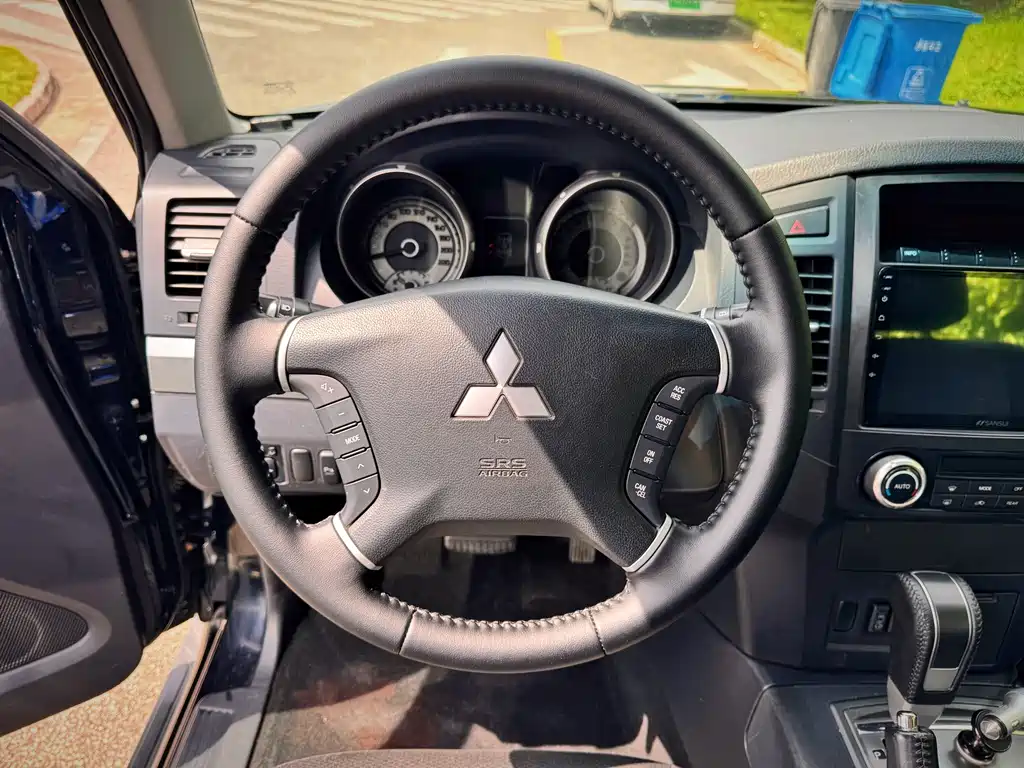 Mitsubishi Pajero (Import) — миниатюра 8