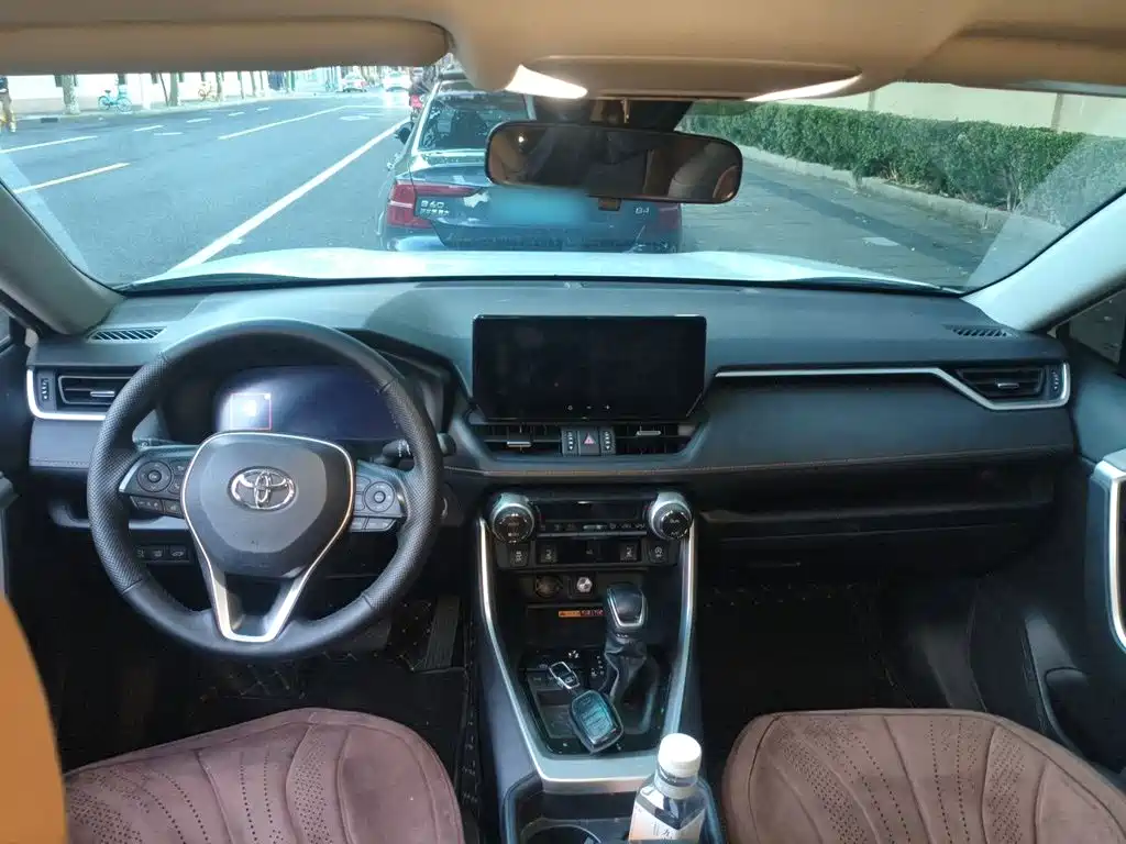 Toyota RAV4 — миниатюра 5