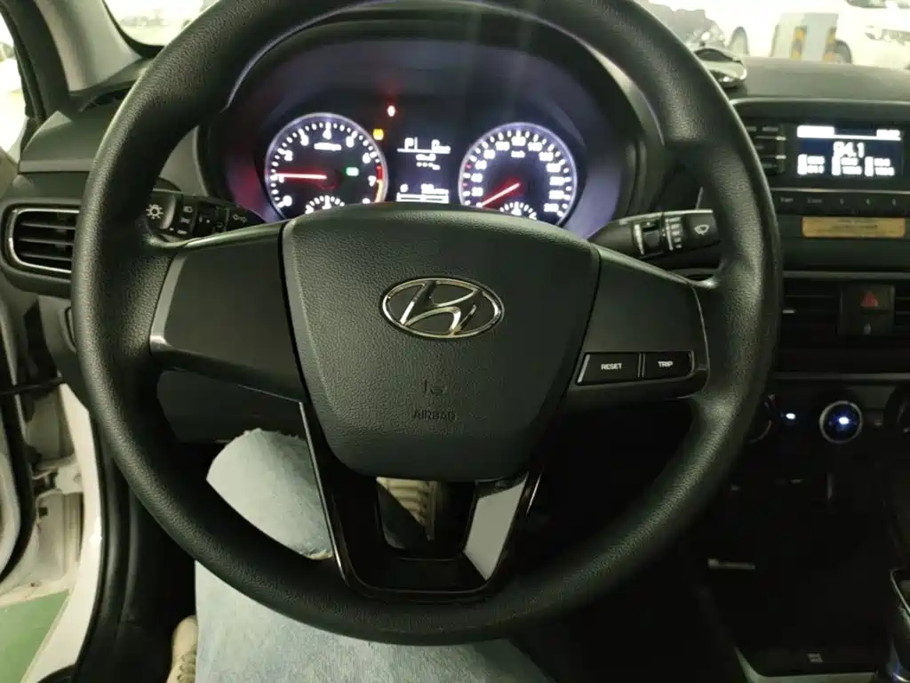 Hyundai Elantra — миниатюра 11