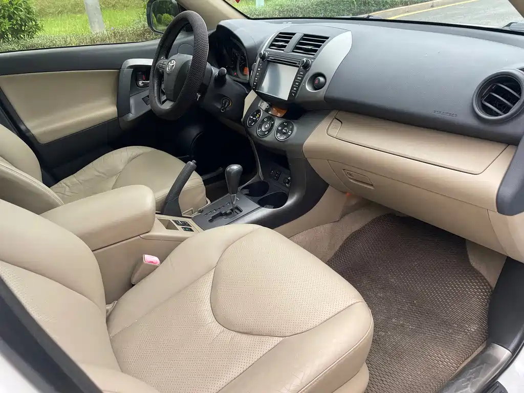 Toyota RAV4 — миниатюра 8