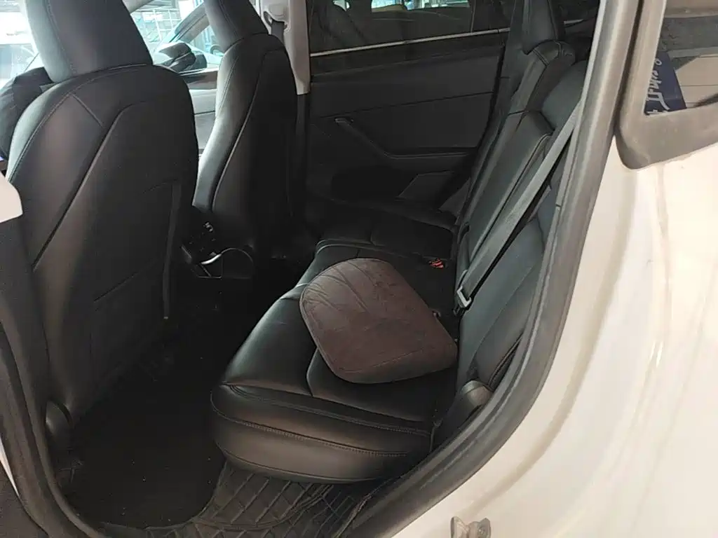 Tesla Model Y — миниатюра 17
