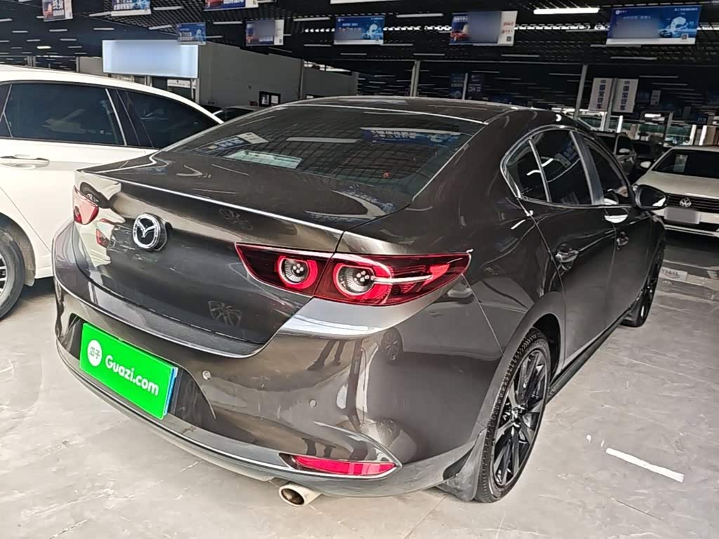 Mazda Mazda3 Axela 2.0 л 2023 г. Серебристо-серый, пробег 23800 км