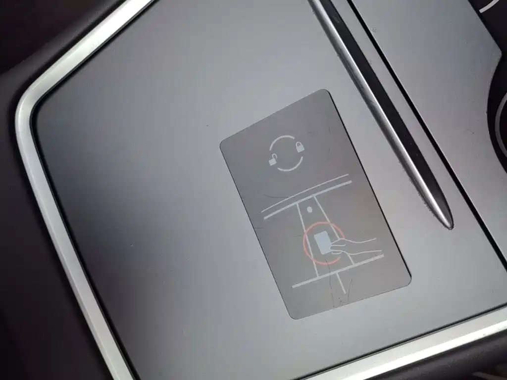 Tesla Model Y — миниатюра 9