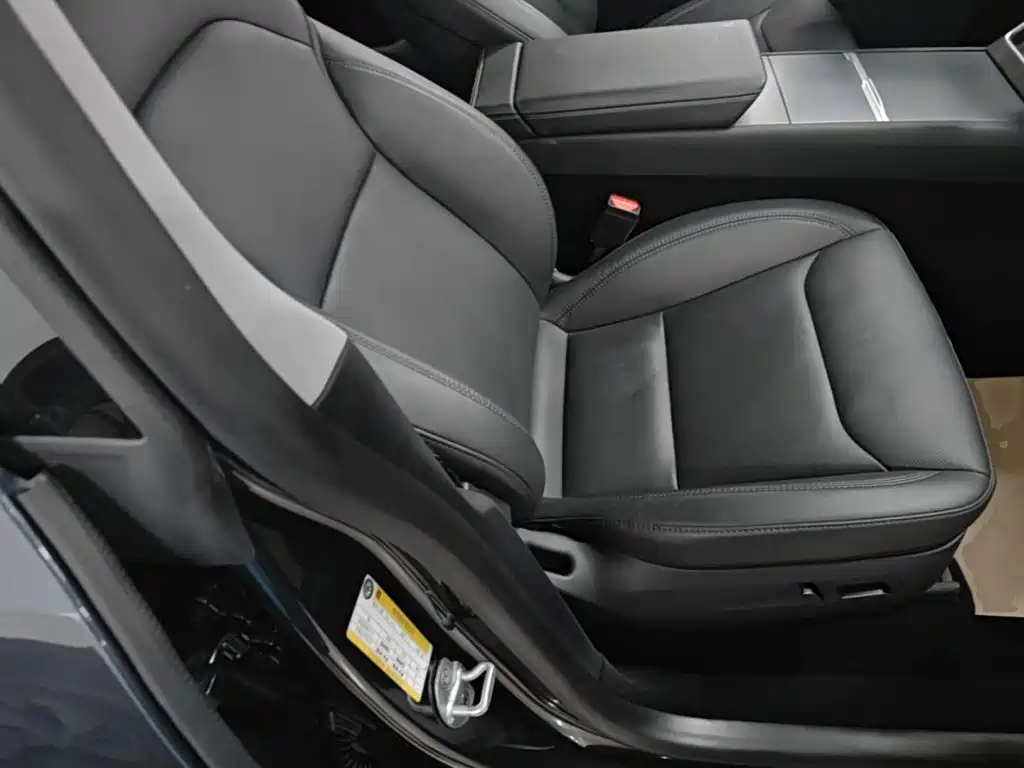 Tesla Model Y — миниатюра 25